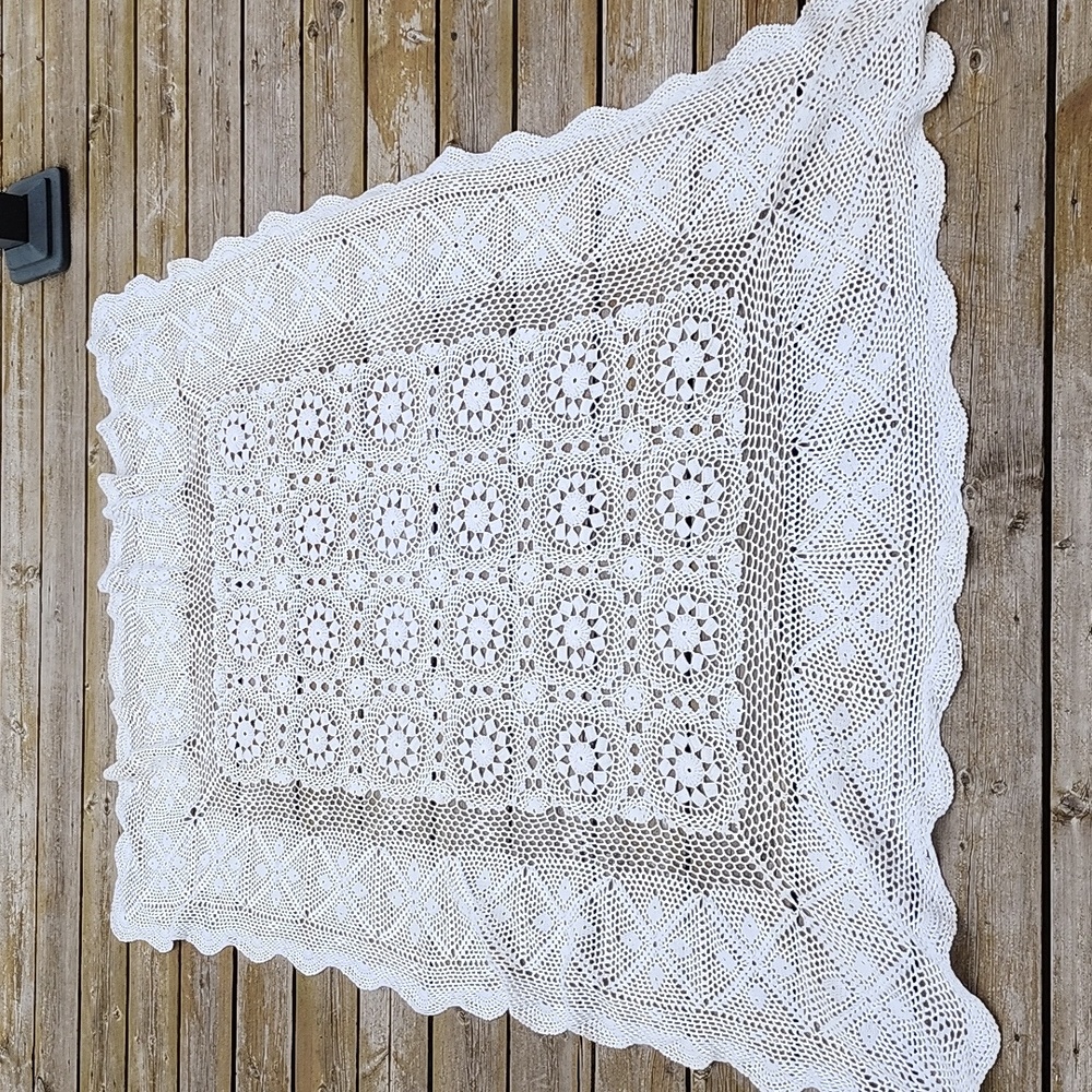 Rectangle crocheted table cloth